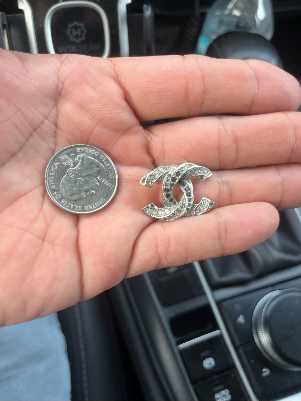 One COCO Chanel pin or earring - Picture 2 of 4